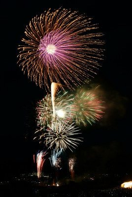 大小の花火が夜空を彩る盛岡花火の祭典（６枚を比較明合成）