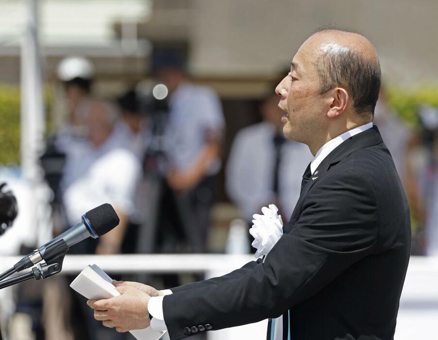 「長崎原爆犠牲者慰霊平和祈念式典」で平和宣言を読み上げる長崎市の鈴木史朗市長＝9日午前