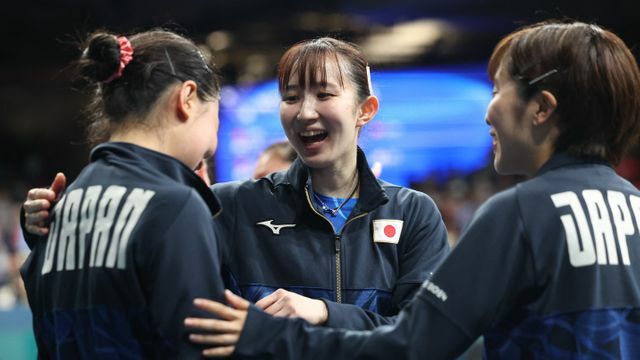 早田ひな選手と平野美宇選手が涙を流す張本美和選手をたたえる(写真：ロイター/アフロ)