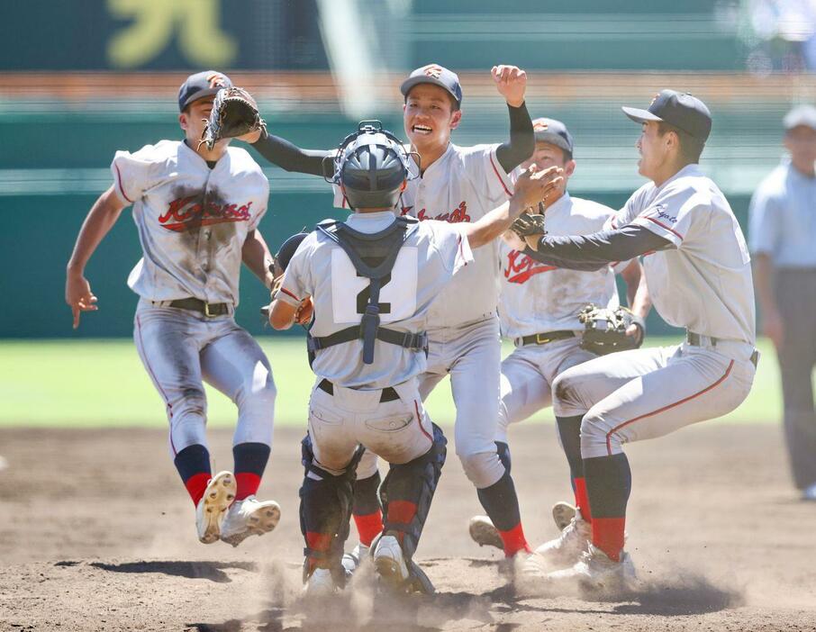 優勝し、喜ぶ京都国際2番手の西村一毅（中央）ら＝2024年8月23日、甲子園（時事）