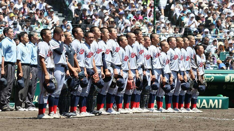 高校野球、夏の甲子園大会で初優勝を果たし、校歌を斉唱する京都国際の選手たち＝2024年8月23日、甲子園（時事）