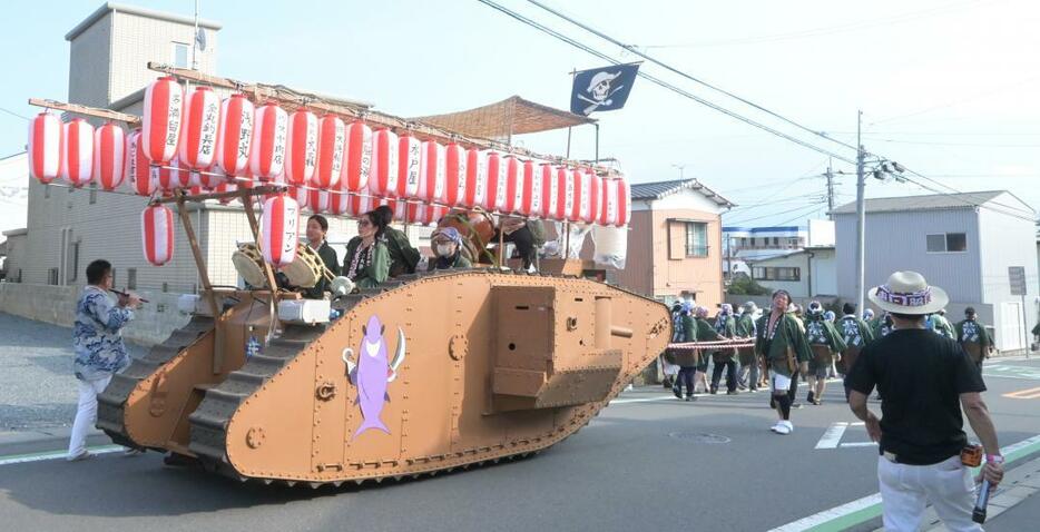 大洗町が舞台のアニメ「ガルパン」に登場する戦車を再現した「戦車山車」が町内を走行した=同町磯浜町