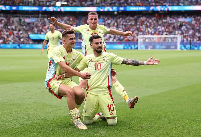 パリ五輪では決勝でフランスとの激闘を制したスペイン。今夏にEUROとの二冠を達成した。(C) Getty Images