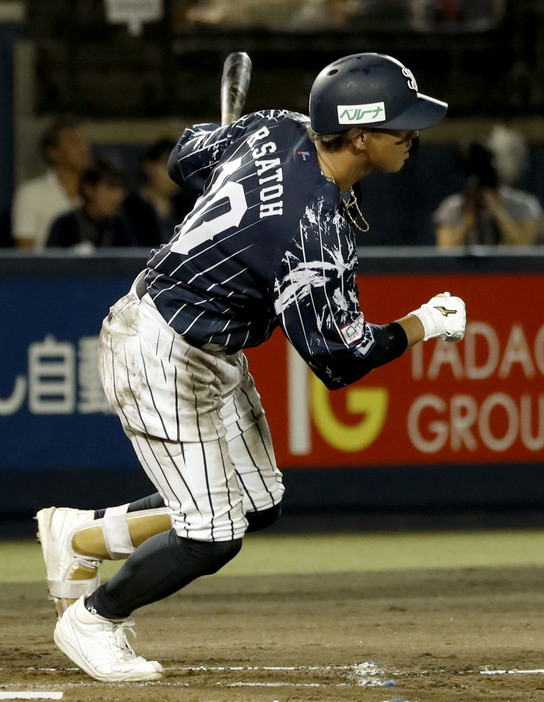 7回西武1死一、三塁、佐藤龍が左前に先制打を放つ＝上毛敷島