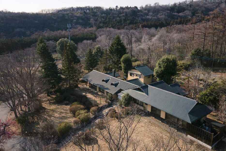 広大な敷地に高低差を活かして設計された「珠蕾山荘」の全景  COURTESY OF LOOF