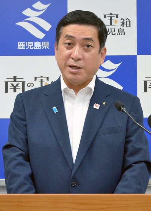 特定利用空港・港湾の受け入れを表明する塩田康一知事＝２３日、鹿児島県庁