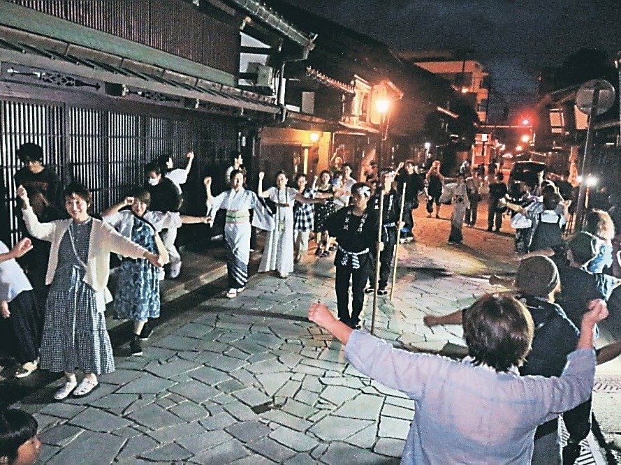 「弥栄節」に合わせて踊る参加者＝高岡市金屋町