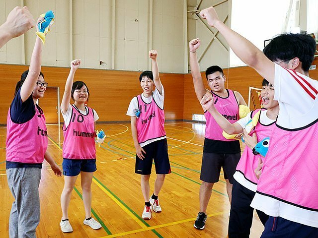 シュートが決まり、「出世！」と声を上げて喜ぶ学生と生徒＝氷見高