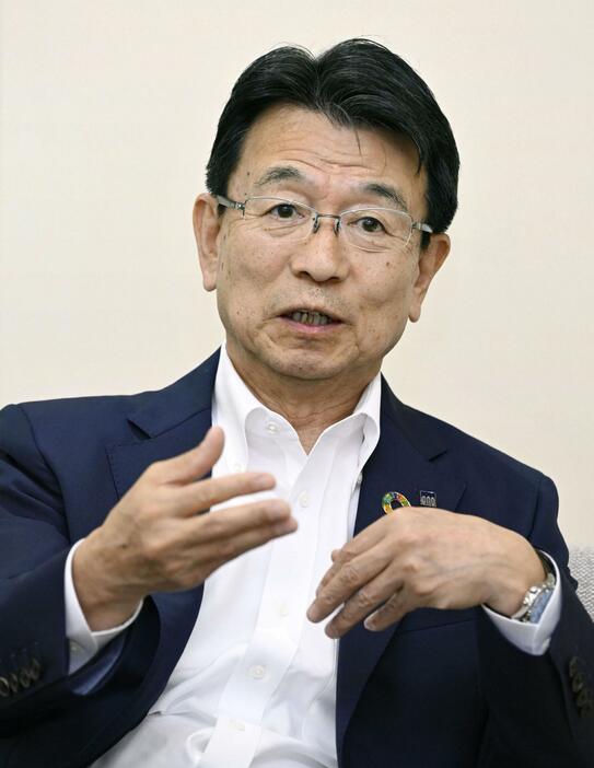 インタビューに答える小野薬品工業の相良暁会長