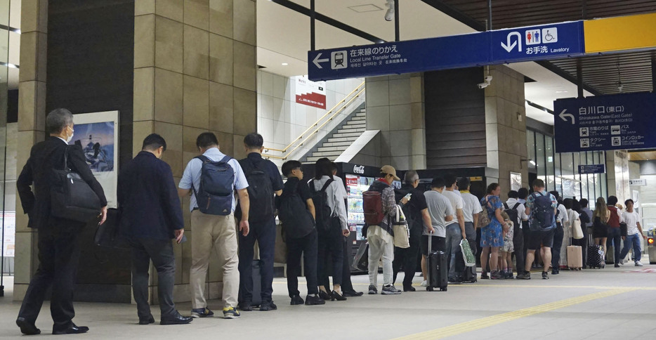 九州新幹線が一部区間で運転見合わせとなり、切符の払い戻しなどのために列をつくる人たち＝23日深夜、JR熊本駅