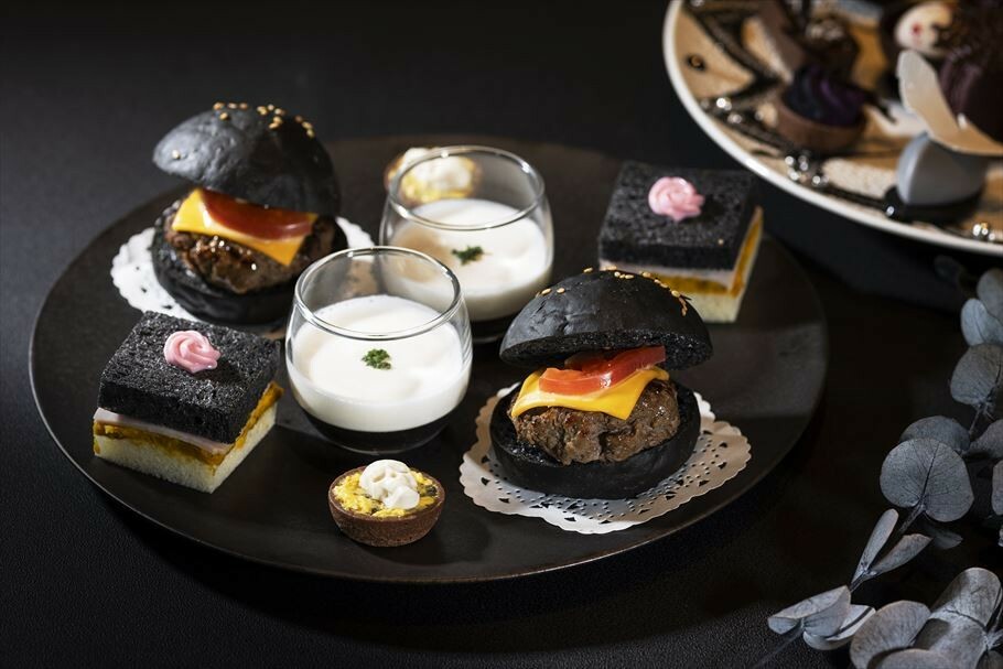 モノトーン調のスイーツ＆セイボリーに魅かれる「Halloween Gothic Afternoon Tea」