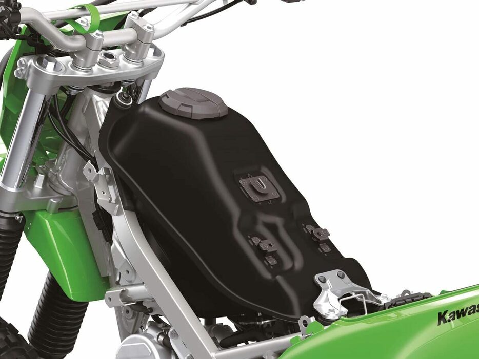 新型KLX230Rの燃料タンクは欧州仕様で7.6L、北米では2ガロン（7.57L）と発表された。材質は従来の樹脂製からスチールとなり容量は約1L増量。公道版と共通と思われる