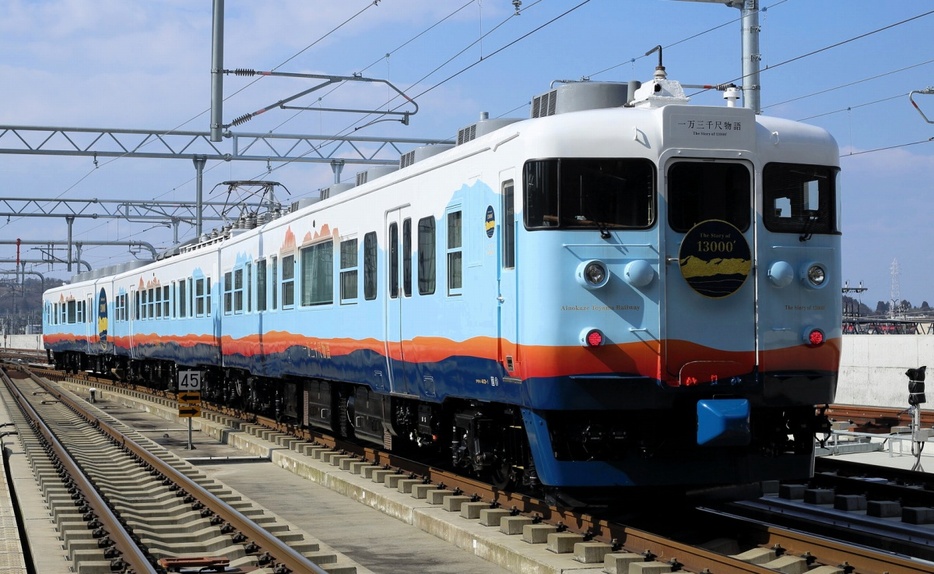 10月に北陸3県で特別運行する観光列車「一万三千尺物語」（あいの風とやま鉄道提供）