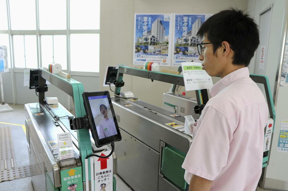 顔認証用タブレット端末が設置された山万ユーカリが丘線の駅の改札機＝7日、千葉県佐倉市