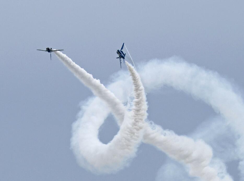 航空自衛隊松島基地の航空祭で、アクロバット飛行を披露する「ブルーインパルス」＝25日午後、宮城県東松島市