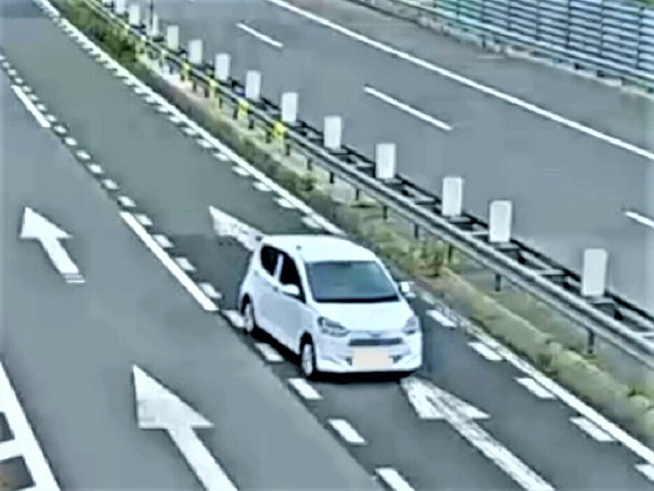 高速を逆走する車…もはや"走る凶器"だ（提供：NEXCO東日本 北海道支社）