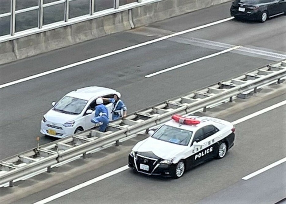 逆走した軽乗用車（撮影：視聴者）