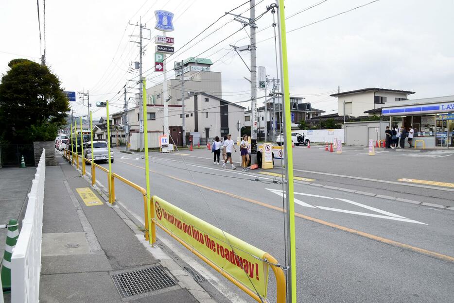 幕が撤去されたコンビニ周辺＝19日午後、山梨県富士河口湖町