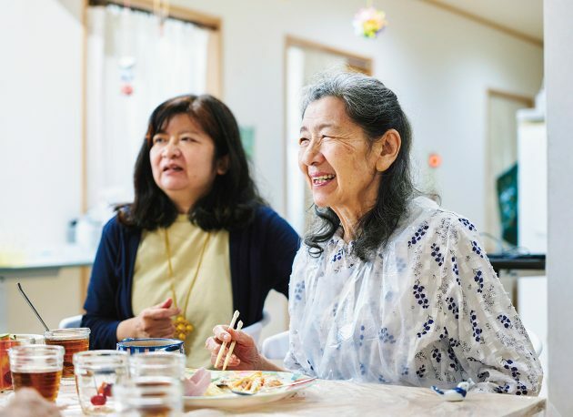 内田清子（うちだ・きよこ）（左）●編集者、ライター。神奈川県茅ヶ崎で出版社『茅花舎（つばなしゃ）』を運営する。2017年から母の睦子さんに認知症の症状が現れはじめる。2021年、父・勝人さんが膵臓がんになり、ホスピスで看取る。現在は、鎌倉の実家と茅ヶ...