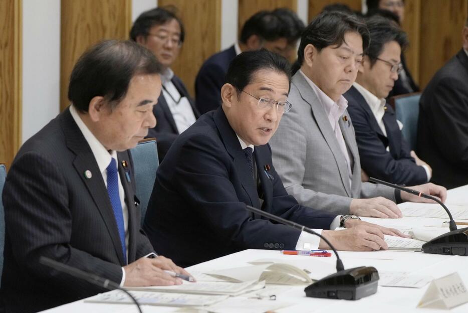 食料安定供給・農林水産業基盤強化本部の会合で発言する岸田首相（左から2人目）＝27日午後、首相官邸