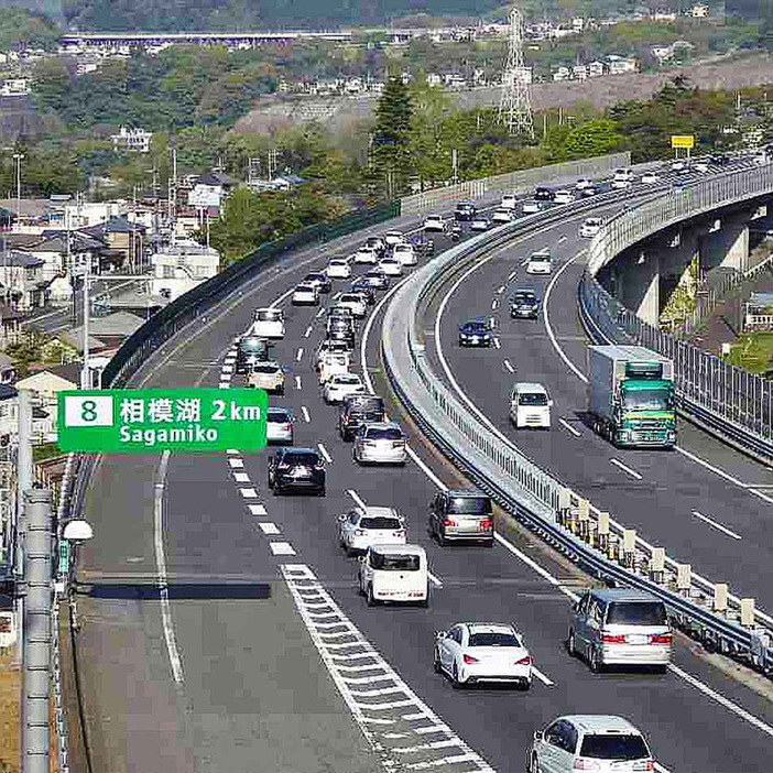 渋滞の激化を避けるため、お盆期間中は休日割引が適用されない。（写真はイメージです）