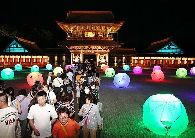 鮮やかにライトアップされた瑞龍寺