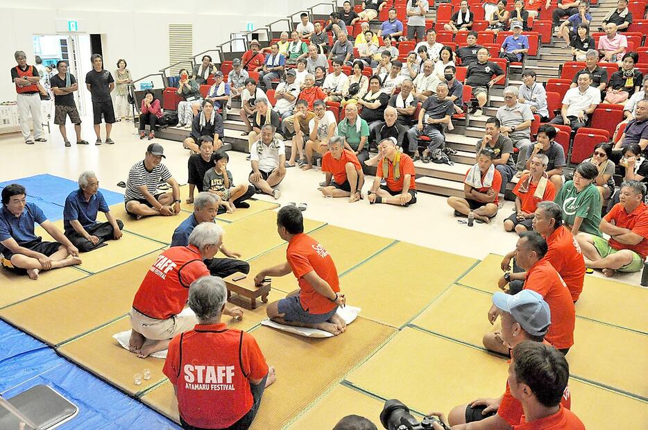 大勢の観客が見詰める中で行われた、あやまる祭りなんこ大会決勝戦＝11日、鹿児島県奄美市笠利町