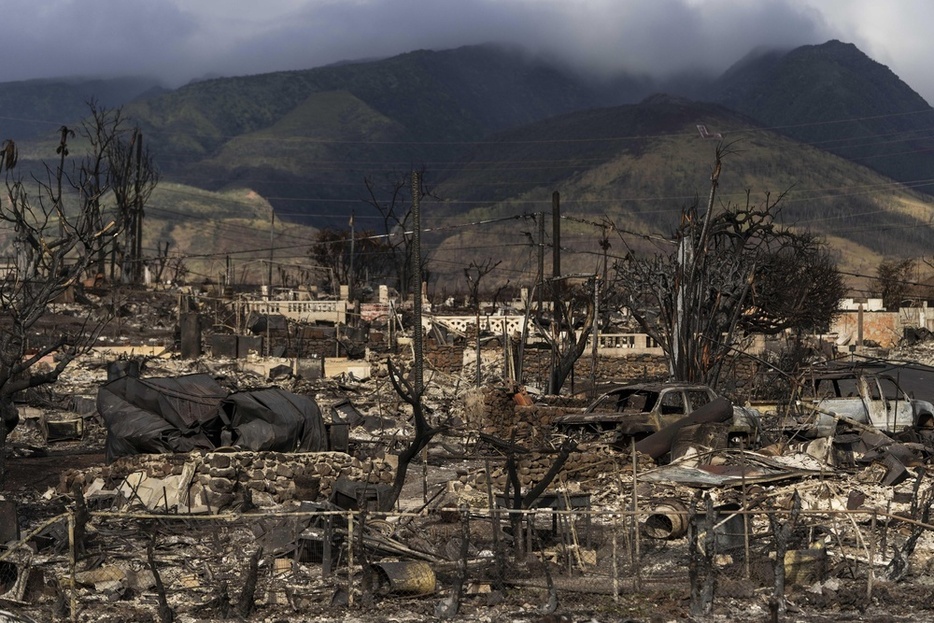 山火事に見舞われた米ハワイ州マウイ島西部ラハイナ＝2023年8月（AP＝共同）