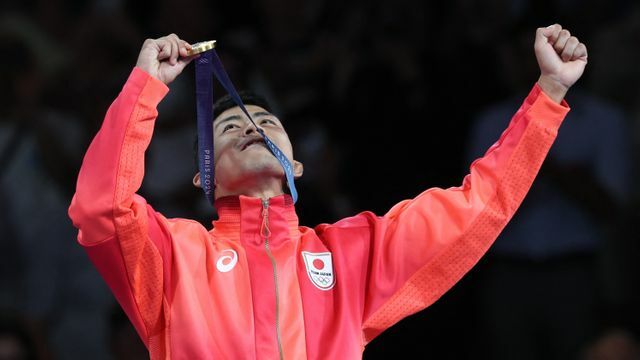 金メダルをかけ喜ぶレスリング文田健一郎選手(写真：ロイター/アフロ)