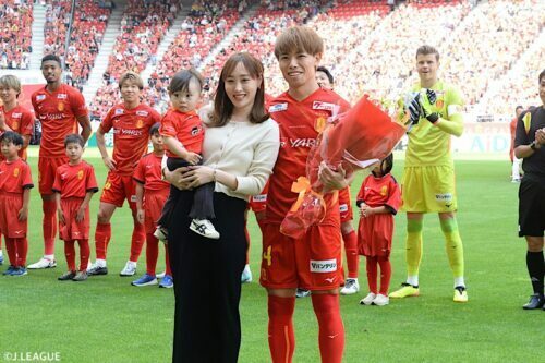 J1リーグ通算100試合出場記念セレモニー時の内田家 [写真]＝J.LEAGUE via Getty Images