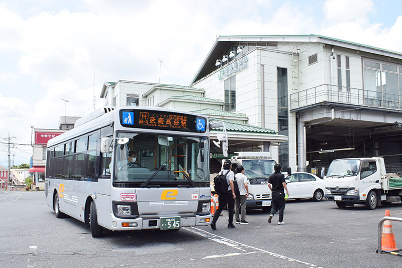 武蔵高萩駅に到着したイーグルバス＝23日、日高市のJR武蔵高萩駅南口