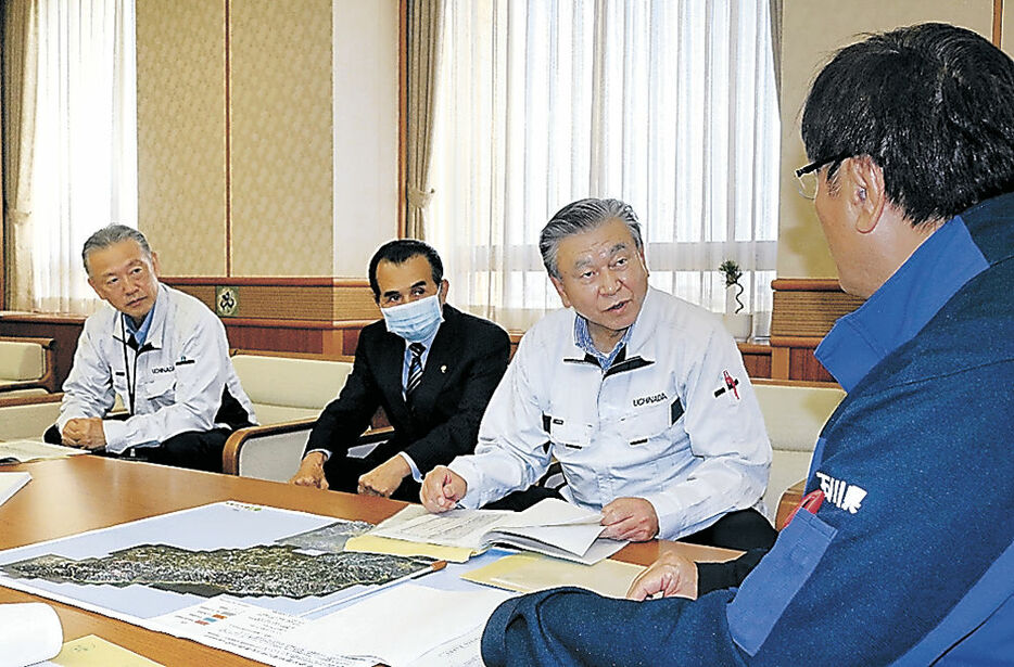 馳知事に要望する川口内灘町長（右から２人目）＝２６日午前９時２０分、石川県庁