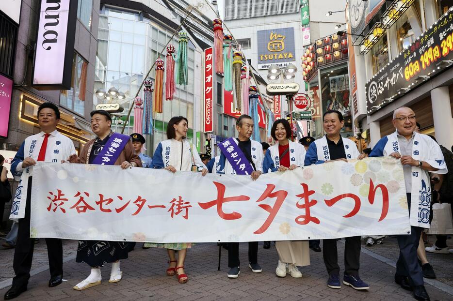 東京・渋谷のセンター街をパレードする「七夕まつり」の参加者ら＝9日午後