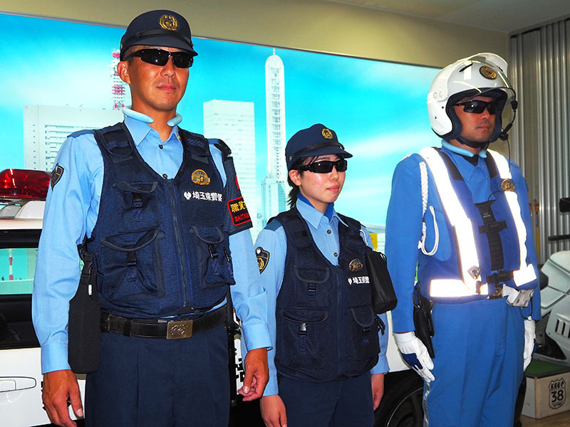 暑さ対策として、サングラスなどを着用した警察官ら＝さいたま市浦和区の県警本部