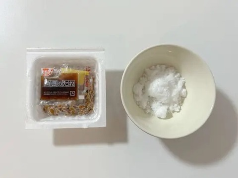 「納豆に砂糖をかける」