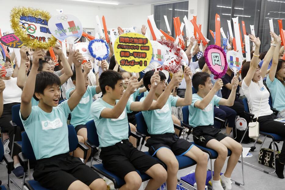 パリ五輪体操男子の岡慎之助が平行棒で銅メダルを獲得し、盛り上がるおかやまジュニア体操スクールの子どもら＝5日午後、岡山市