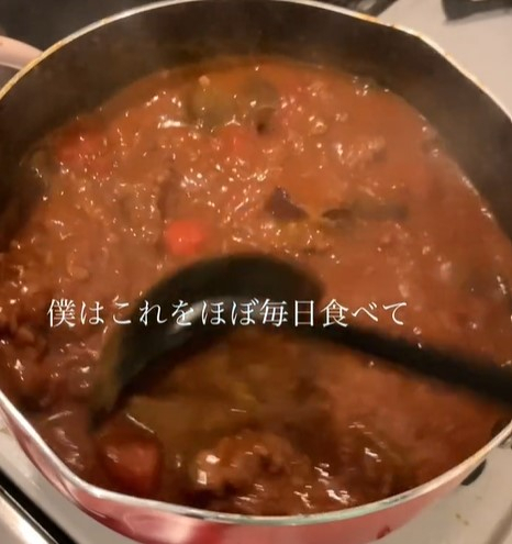 「無水カレー」の調理シーンを投稿し続ける無水カレーニキさんのアカウント