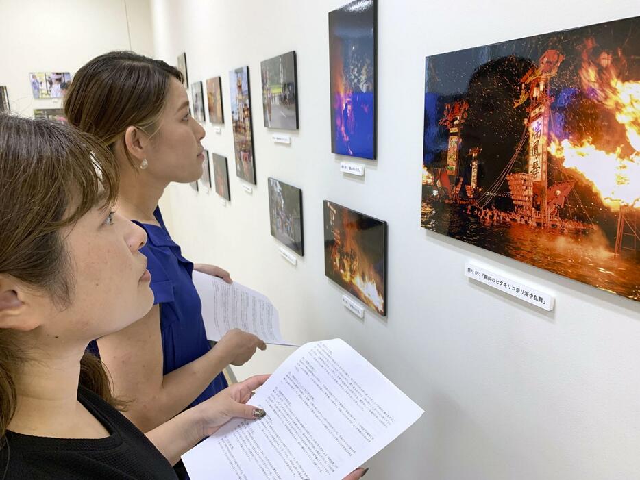 能登半島地震の津波で破損した画像データを復元し、開かれた写真展＝21日、東京都内