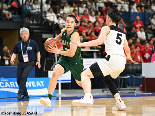 東山の瀬川（右）とのマッチアップに臨んだ福岡第一の八田 [写真]＝佐々木啓次