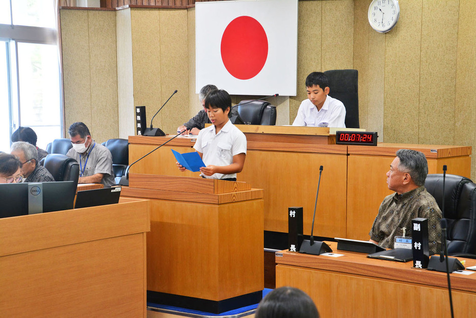 小学生が議員となり、村政全般について質問した大和村子ども議会＝20日、鹿児島県・大和村役場