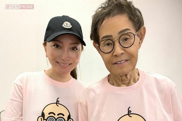 加トちゃんと加トちゃんTシャツのペアルック（笑）。なんだかぜいたく　　写真提供／加藤綾菜