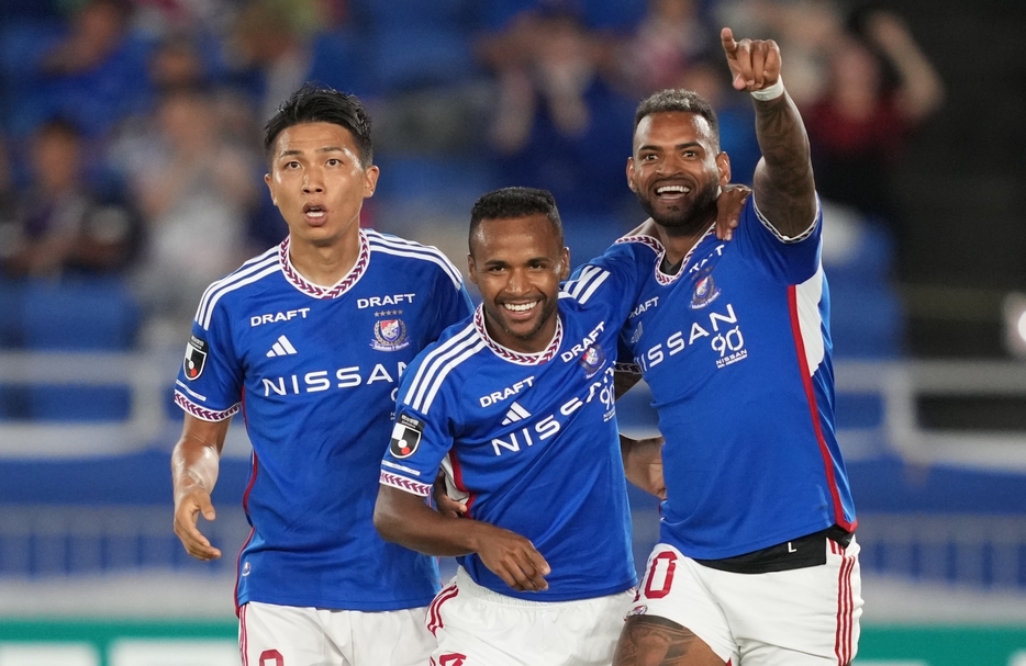 決勝点となるチームの3点目をスコアしたA・ロペス（右／写真◎J.LEAGUE）