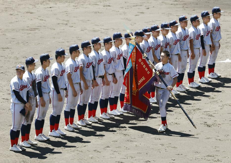 閉会式で優勝旗を持つ京都国際の藤本主将＝23日、甲子園球場