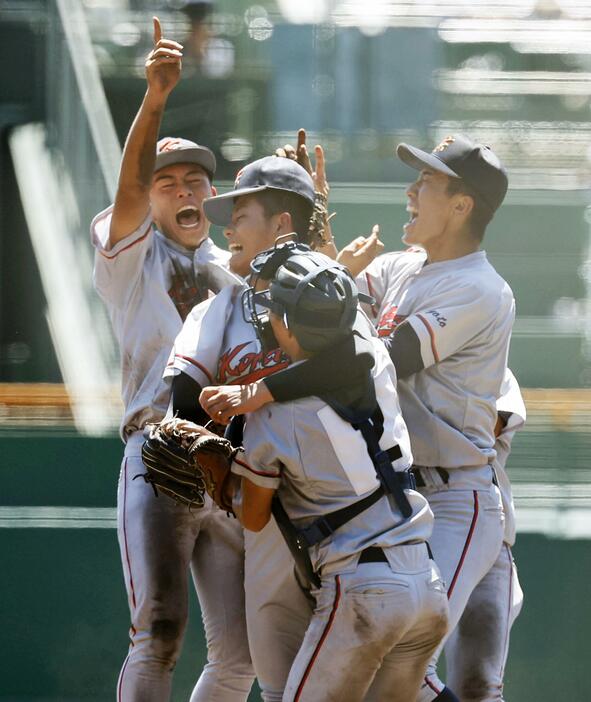 第106回全国高校野球選手権大会決勝で関東第一を破って初優勝を果たし、喜ぶ京都国際ナイン＝23日、甲子園球場