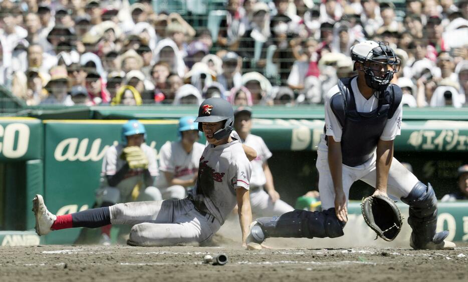 関東第一―京都国際　タイブレークの10回表京都国際無死満塁、三谷の右犠飛で生還する三走清水。捕手熊谷＝甲子園