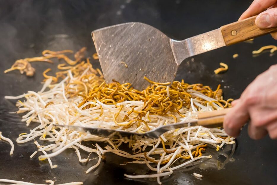 麺よりも多い量のもやしを加えてよく混ざるまで炒める