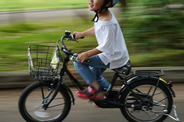 停車していた車に、友達と遊んでいる小学生が勢いよく飛び出してきて…。写真はイメージです（yamasan/stock.adobe.com）