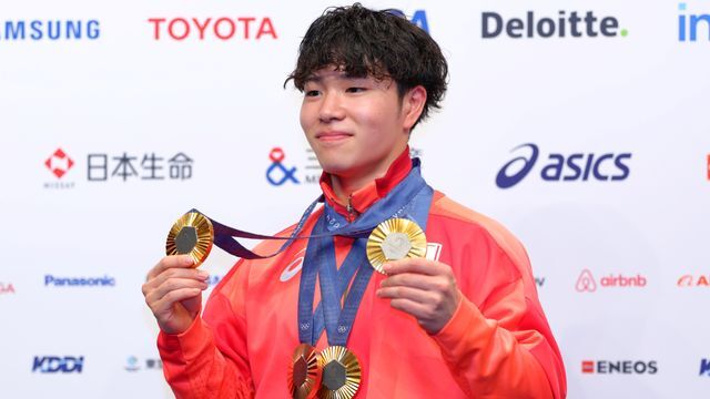 パリ五輪の体操競技で4つのメダルを獲得した岡慎之助選手(写真：西村尚己/アフロスポーツ)