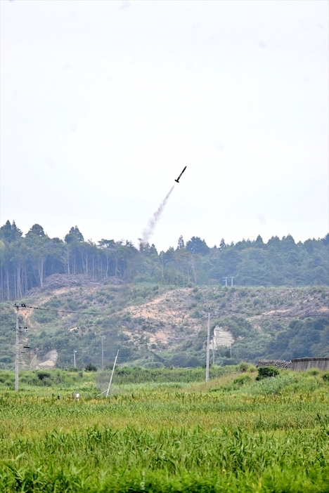 発射台を勢いよく飛び出す小型ロケット＝２５日午前８時１２分、南相馬市小高区