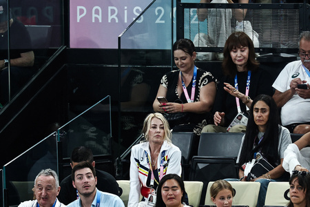 体操女子を観戦する元体操女子のナディア・コマネチさん（中央、2024年7月30日撮影）。